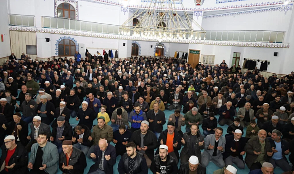 Samsun'da Vatandaşlar Miraç Kandili'nde Dualarla Buluştu