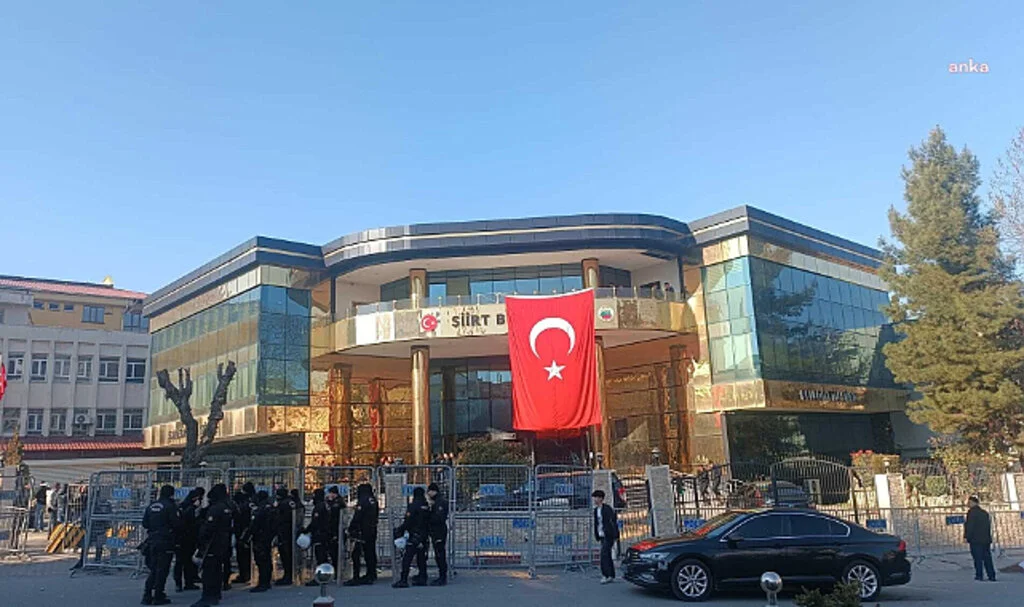 Siirt’te Kayyum Protestosunda Olaylar Çıktı! 2 Polis Yaralı
