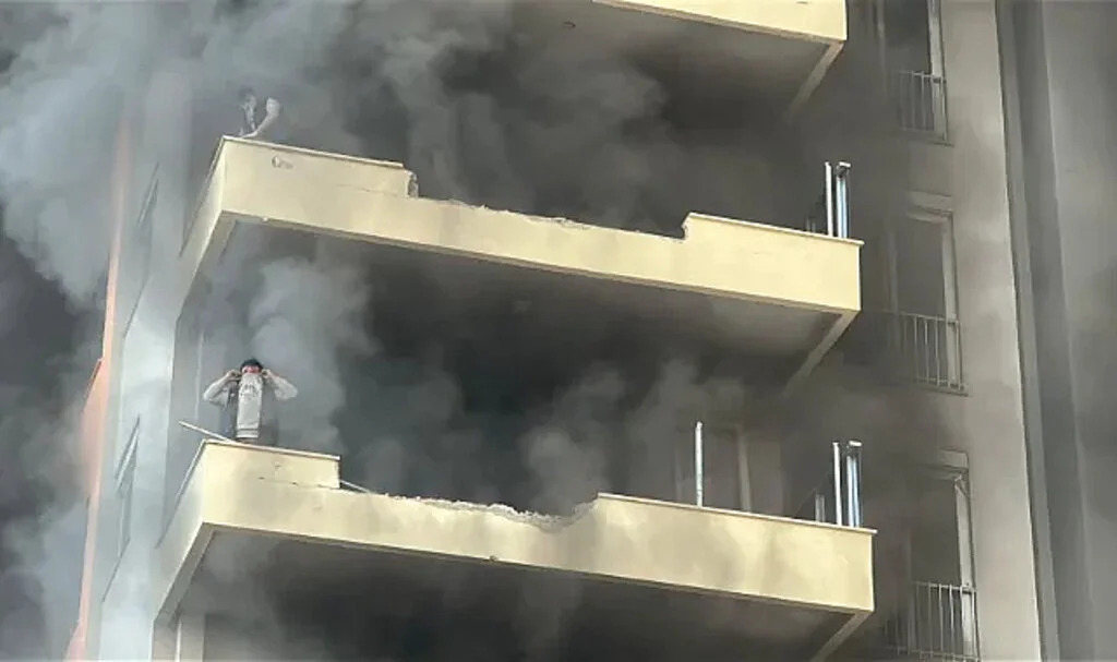 Son dakika... Otel inşaatında yangın: Mahsur kalan işçiler var