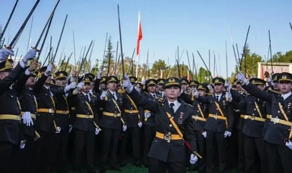 Son dakika: Teğmenler TSK'dan ihraç edildi