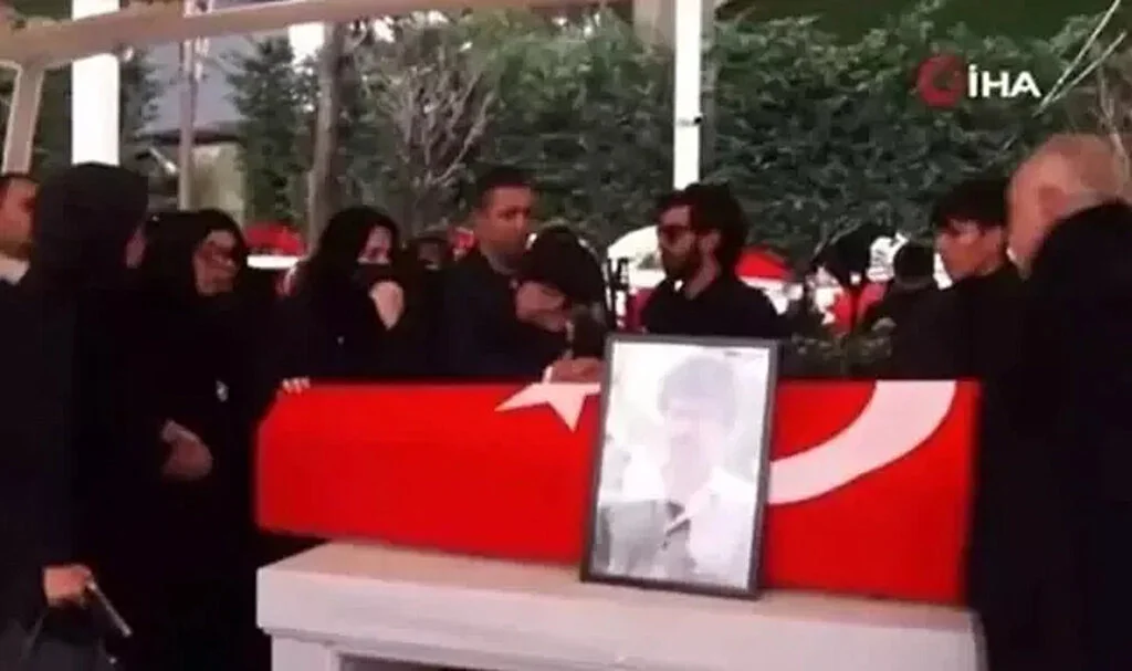 Tabutunun başında küfürler havada uçuştu...