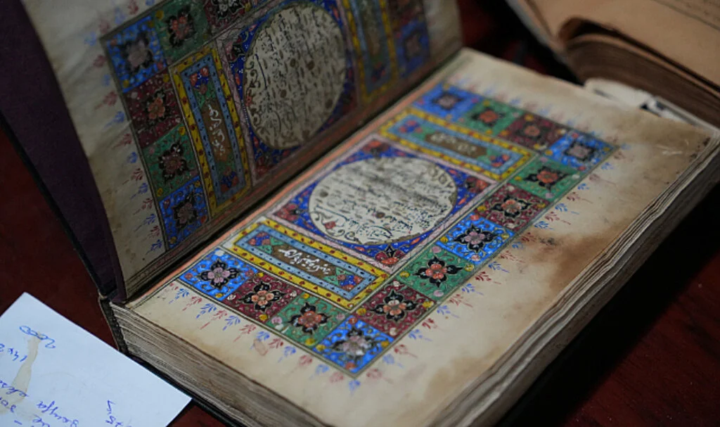 Tarihi El Yazmaları Açık Artırmada Büyük İlgi Görüyor
