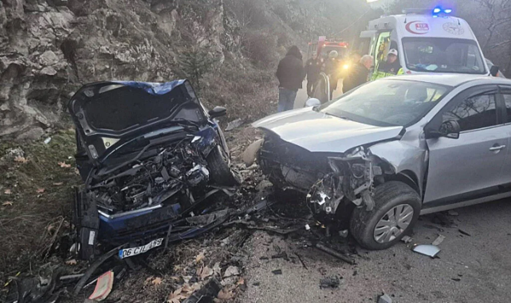 Turhal’da İki Otomobil Çarpıştı: 7 Yaralı