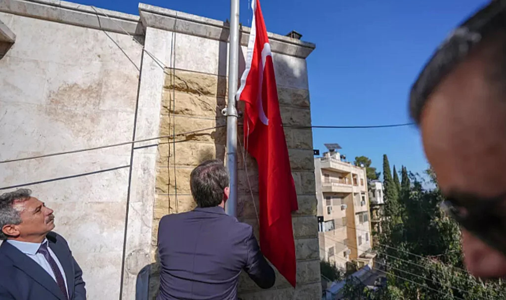 Türk Bayrağı 12 Yıl Sonra Halep'te Yeniden Dalgalanıyor
