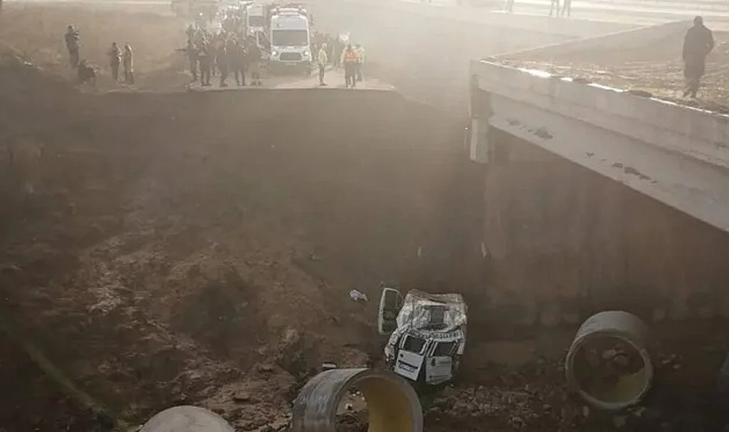 Tuzla’da Servis Aracı Dereye Uçtu: 2 Ölü, 13 Yaralı