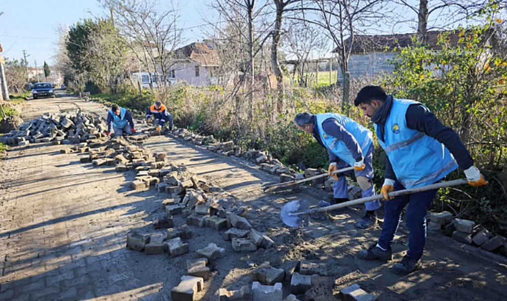 Yakakent Belediyesi Kozköy’de Kilit Parke Onarımına Başladı