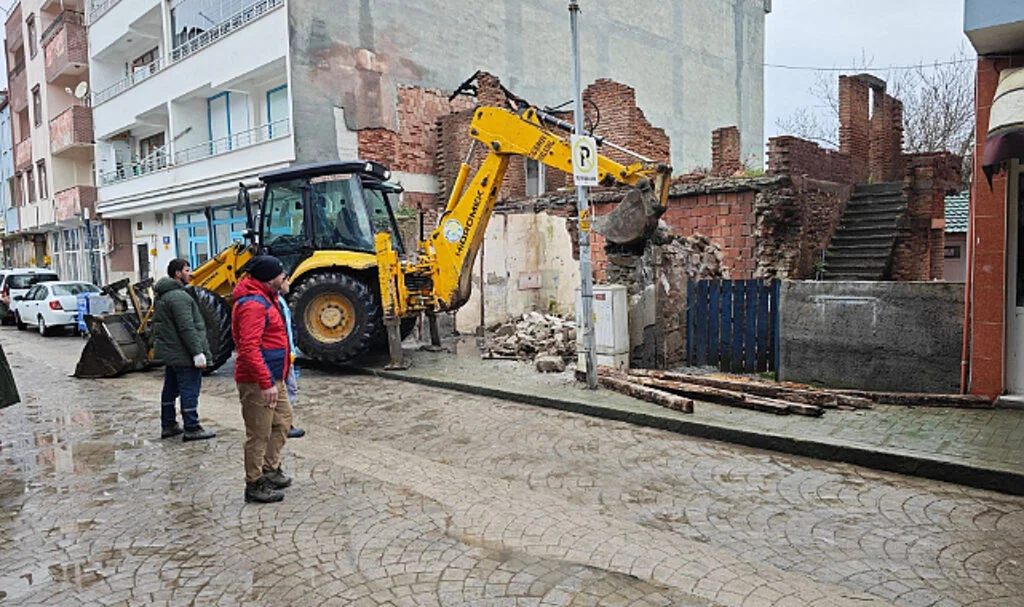 Yakakent'te metruk binalara yıkım