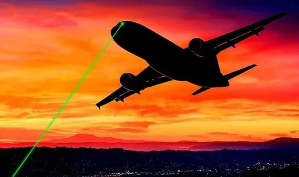 Yeni yılda yeni cezalar: Uçağa lazer tutan yandı!