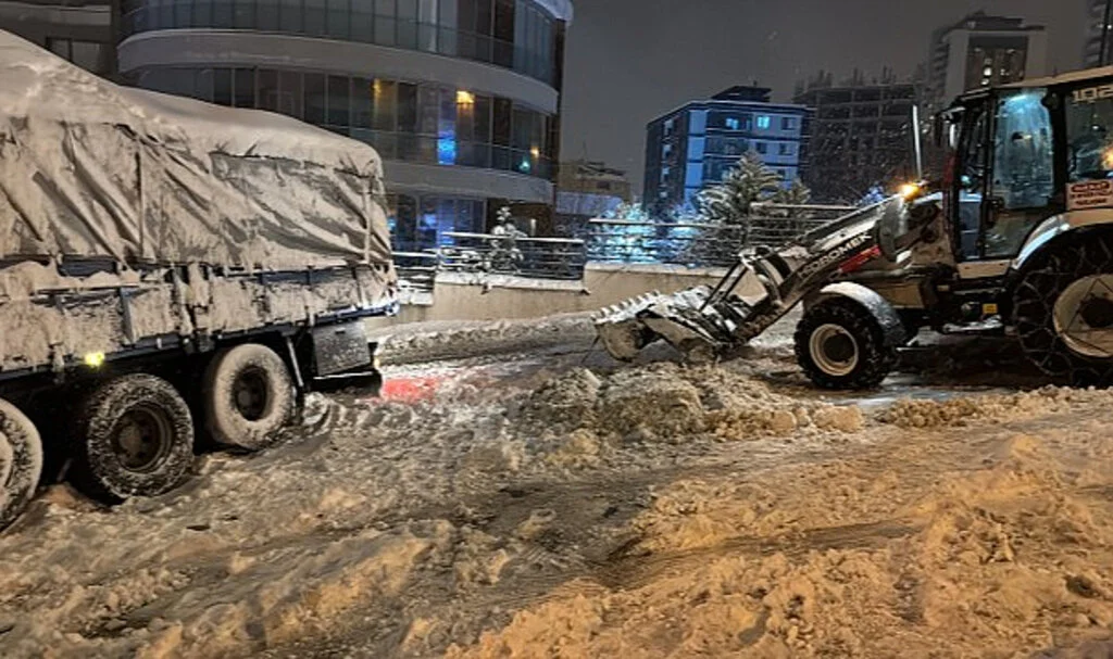 Atakum'da Kar Nedeniyle Yolda Kalan Araçlar Kurtarıldı