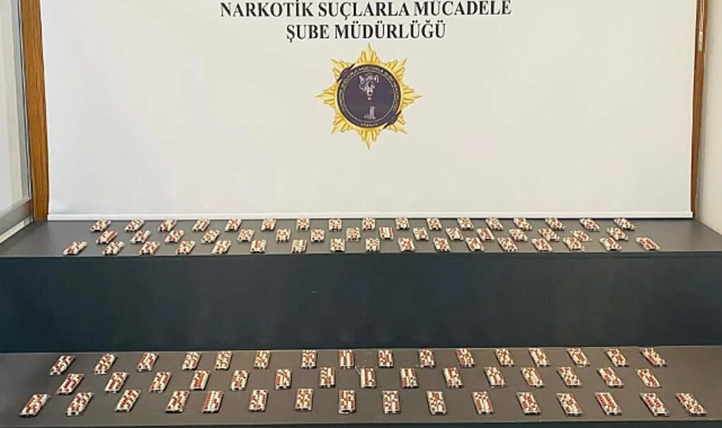 Atakum'da Polis Baskını: 2 Bin 355 Hap Ele Geçirildi