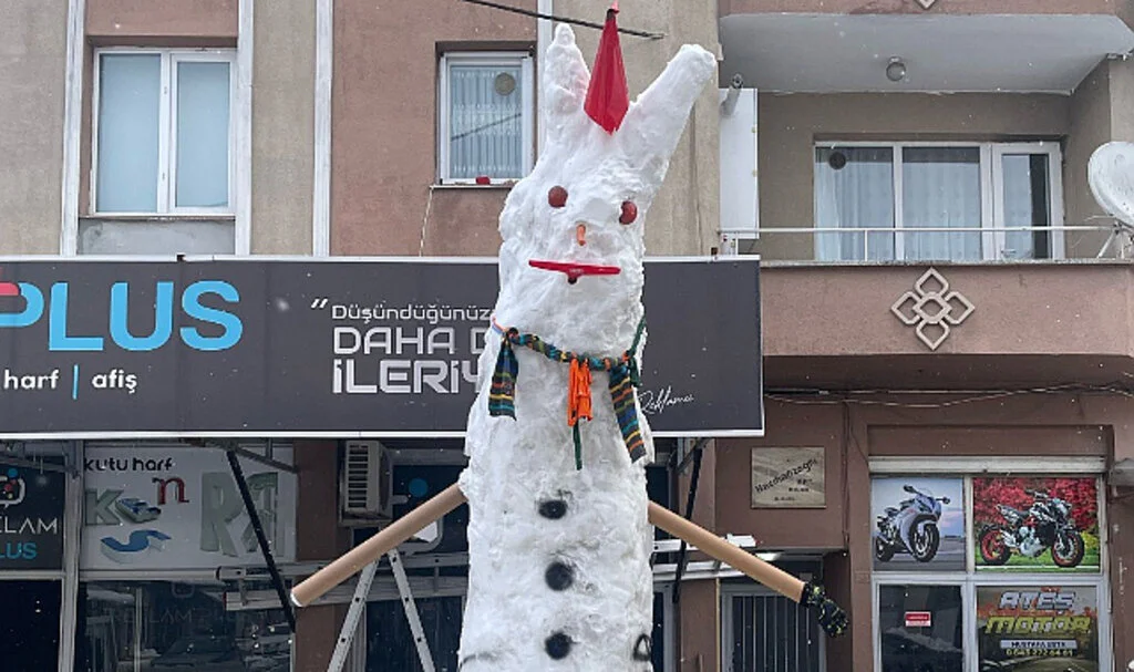 Bafra’da Esnaflardan 4 Metrelik Dev Kardan Adam!