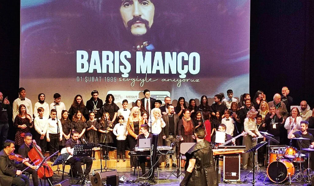 Barış Manço Ölüm Yıldönümünde Şarkılarla Anıldı