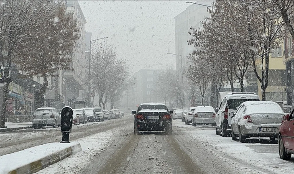 Bazı İllerde Yoğun Kar Yağışı Nedeniyle Okullar Tatil Edildi!