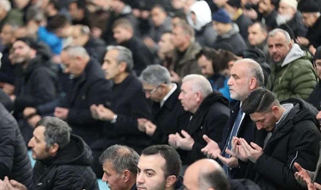 Canik Belediyesi Berat Kandili’nde Vatandaşlarla Buluştu