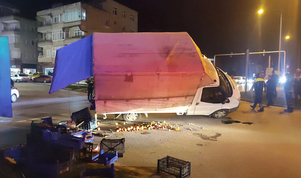 Çarşamba'da Kamyonet ile Otomobil Çarpıştı, 3 Yaralı
