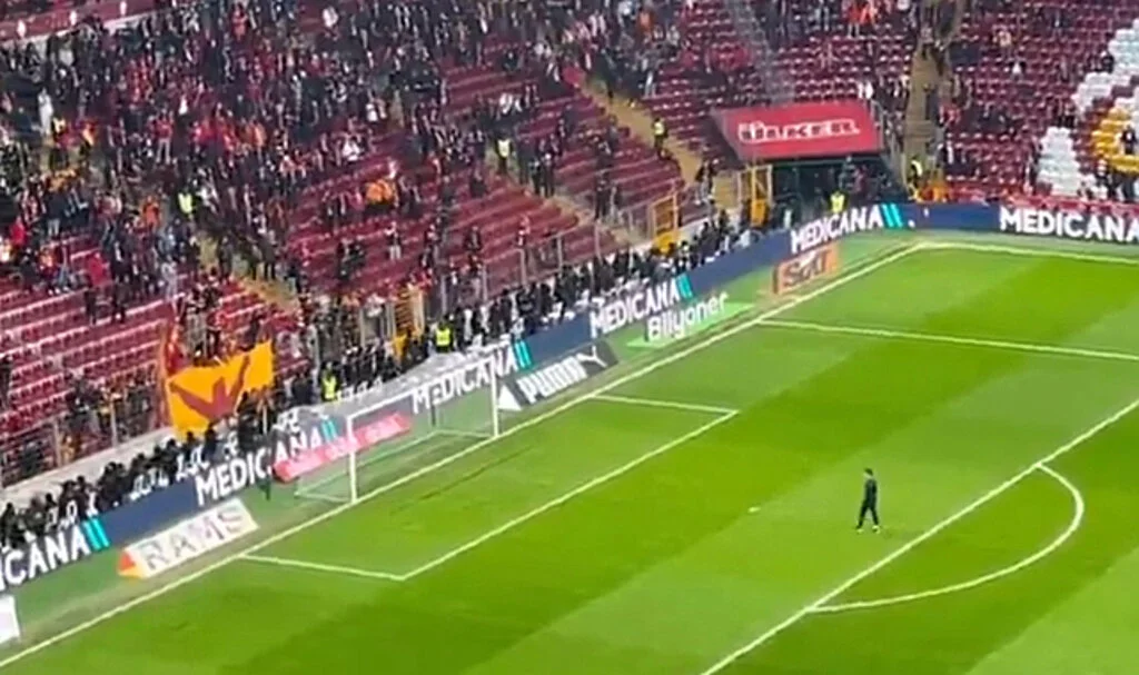 Derbi Öncesi RAMS Park’ta Gerilim! Mert Hakan Yandaş Sahaya Çıktı, Tribünler Karıştı