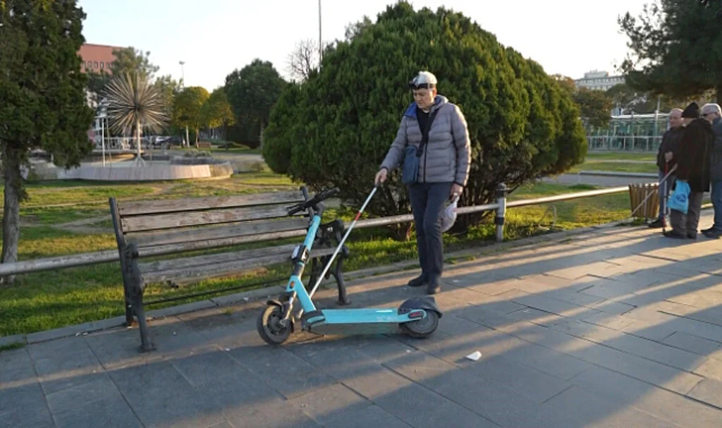 Elektrikli Scooter, Kaldırım İşgali ve Sokak Köpekleri! Görme Engelliler Zorluk Yaşıyor