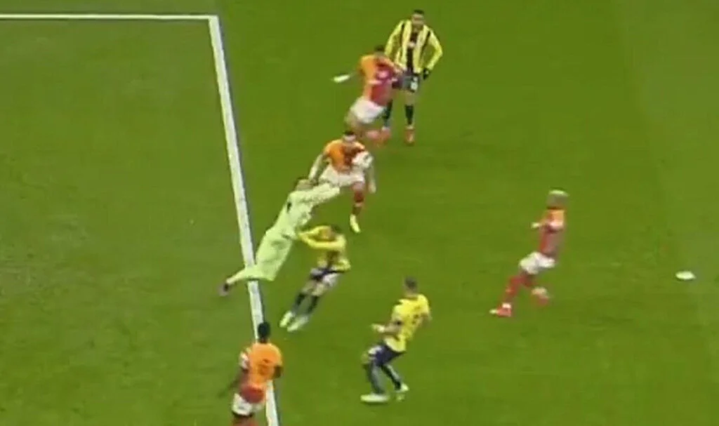 Galatasaray - Fenerbahçe Maçında Hakem Kararı Olay Oldu!