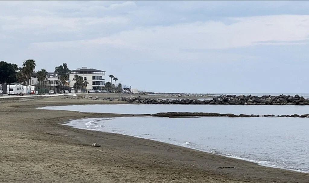Hatay’da Deniz Suyu Çekildi, Taşlar Ortaya Çıktı