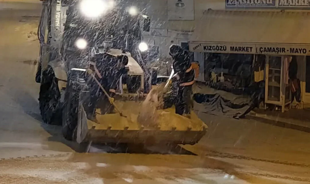 Havza'da ekipler gece mesaisi yaptı