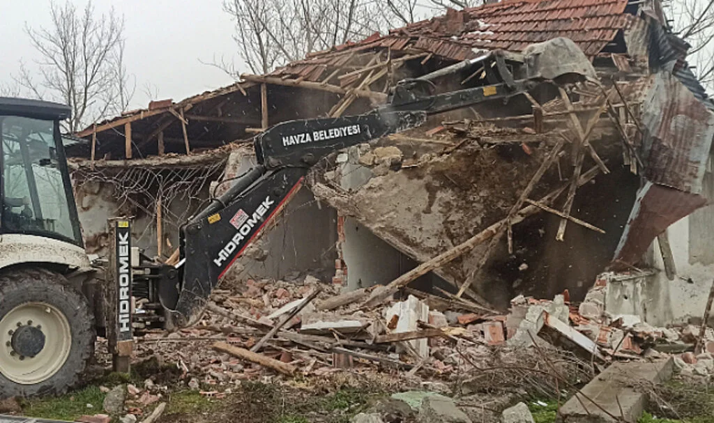 Havza’da Güvensiz Metruk Yapılar Yıkılıyor