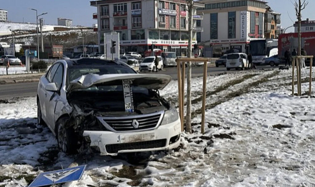 İlkadım’da Trafik Kazası, Otomobil Refüje Çıktı