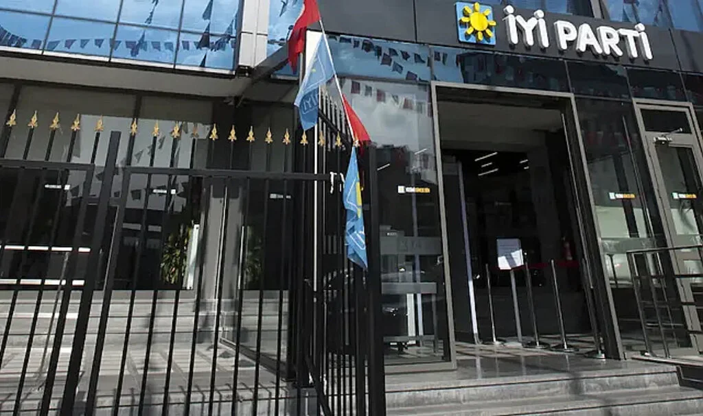 İYİ Parti'den Dikkat Çeken Şehit Pankartı