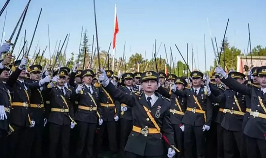 Kara Harp Okulu’ndan İhraç Edilen Teğmenler Tazminat Ödeyebilir