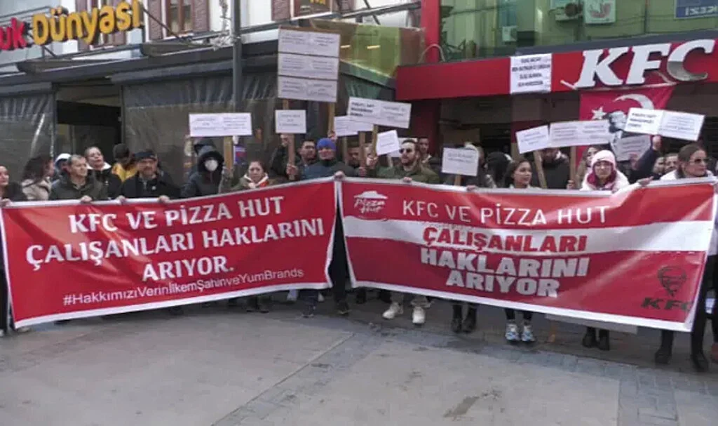 KFC ve Pizza Hut Çalışanları Mesajla İşten Çıkarıldı!