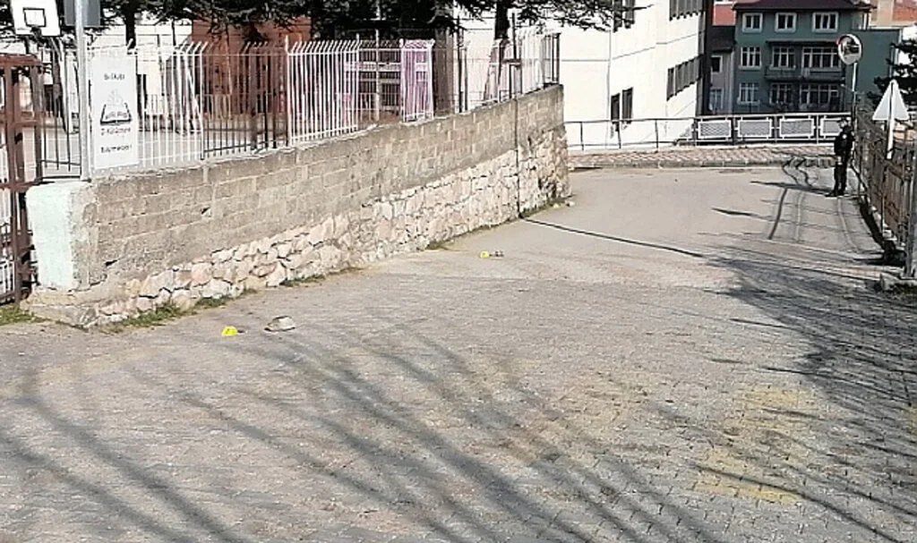 Kız meselesi yüzünden sokak ortasında ateş ettiler