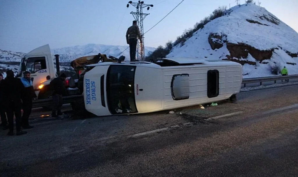 Kontrolden Çıkan Minibüs Devrildi, 11 Yolcu Yaralandı