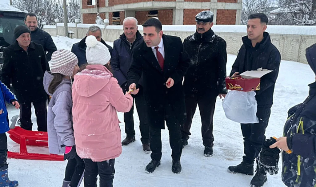Ladik’te Kar Tatili! Kaymakam Çocuklara Çikolata İkram Etti