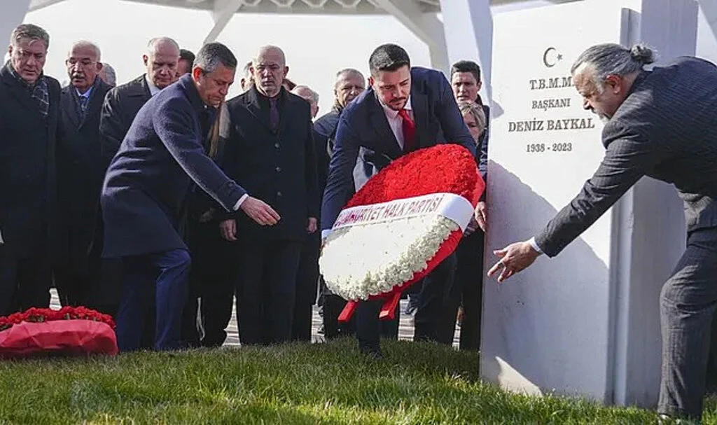 Özgür Özel, Deniz Baykal’ı Anma Törenine Katıldı