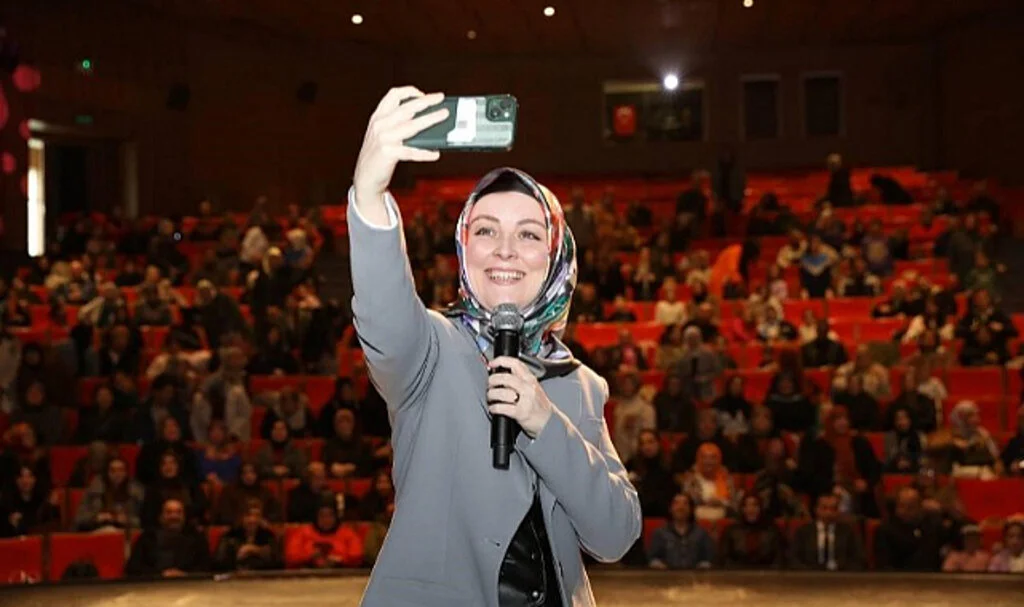 Psikolog Hatice Kübra Tongar Samsun’da Sevenleriyle Buluştu