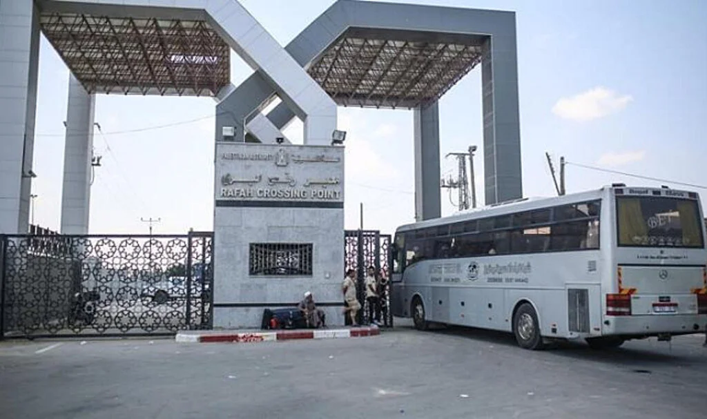 Refah Sınır Kapısı Yeniden Açıldı: Mısır'a Yardım Gönderildi
