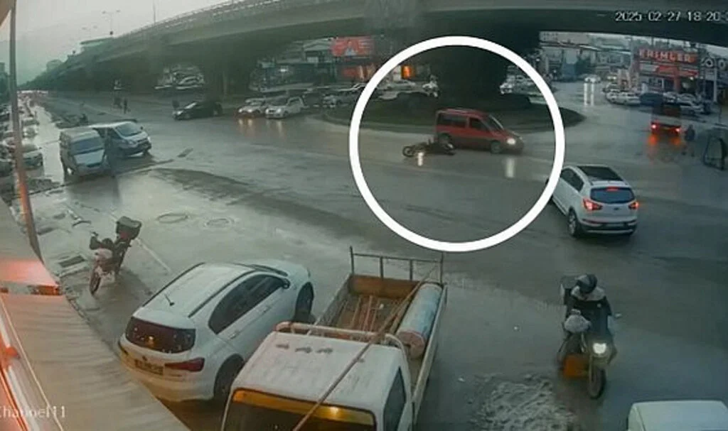 Samsun'da 2 kişinin yaralandığı motosiklet kazası kamerada
