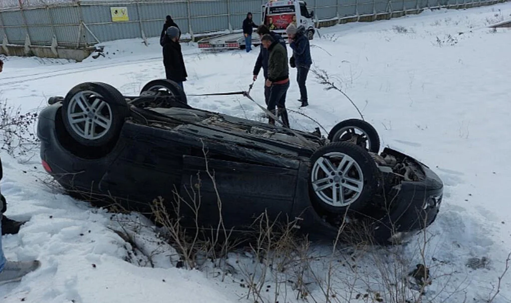 Samsun’da Buzda Kaydı, Otomobil Ters Döndü
