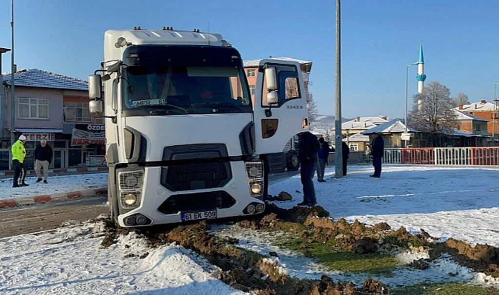 Samsun'da Buzlanma Nedeniyle Kamyon Refüje Çıktı
