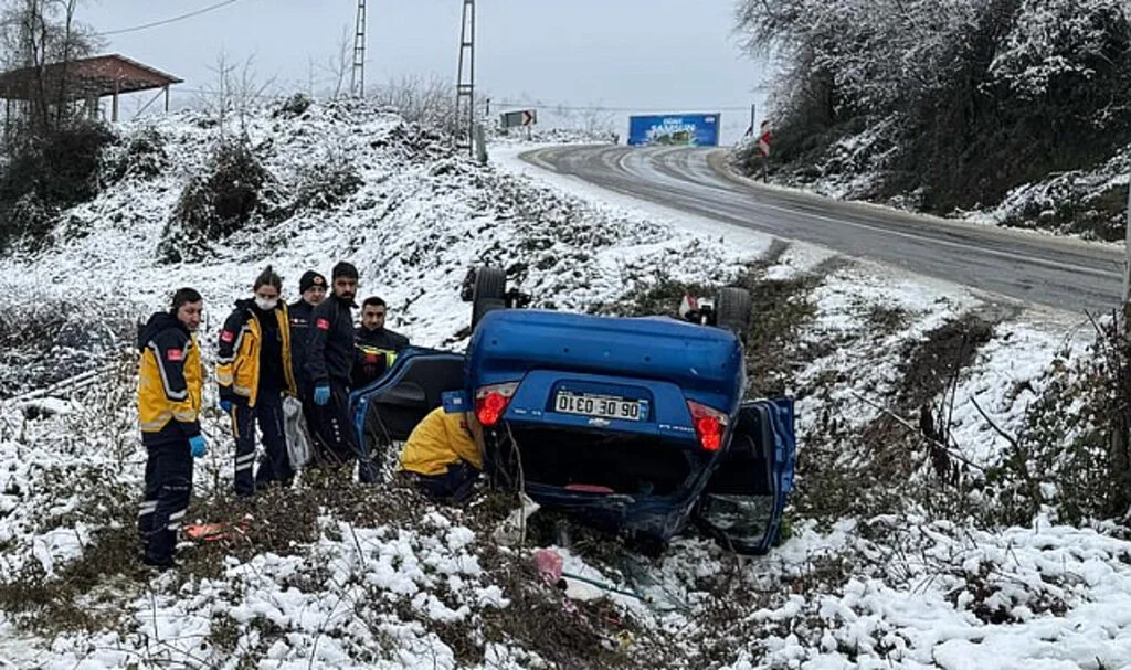 Samsun’da Devrilen Otomobilde 3 Kişi Yaralandı