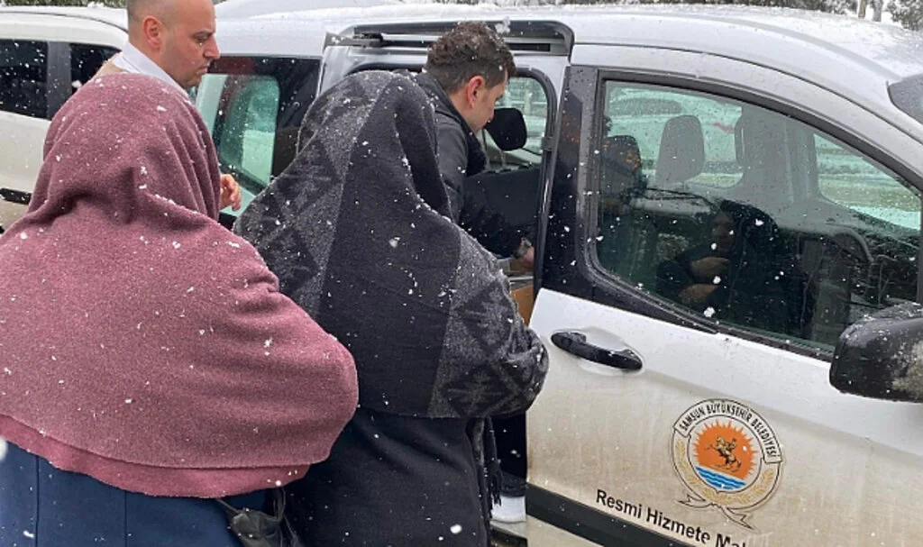 Samsun’da Düşen Yaşlı Kadına Büyükşehir Ekibinden Yardım