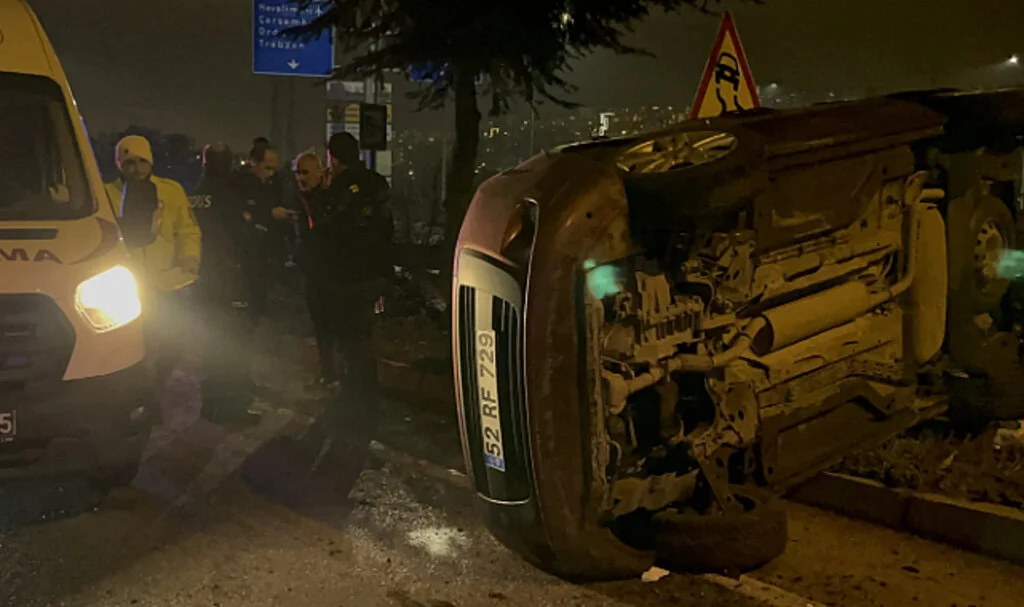 Samsun'da Feci Kaza! Kamyon ile Çarpışan Otomobilde 3 Kişi Yaralandı