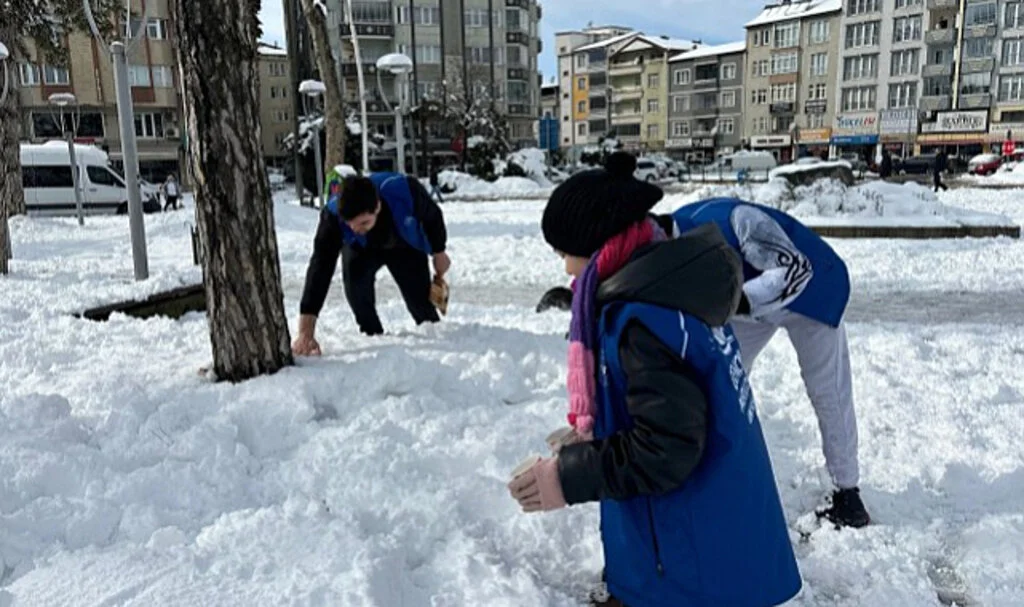 Samsun'da Gençlerden Kuşlar İçin Yem Desteği