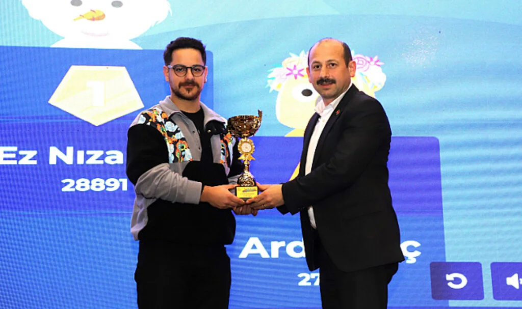 Samsun'da Girişimcilik Kampına Katılan Gençlere Forma Hediyesi