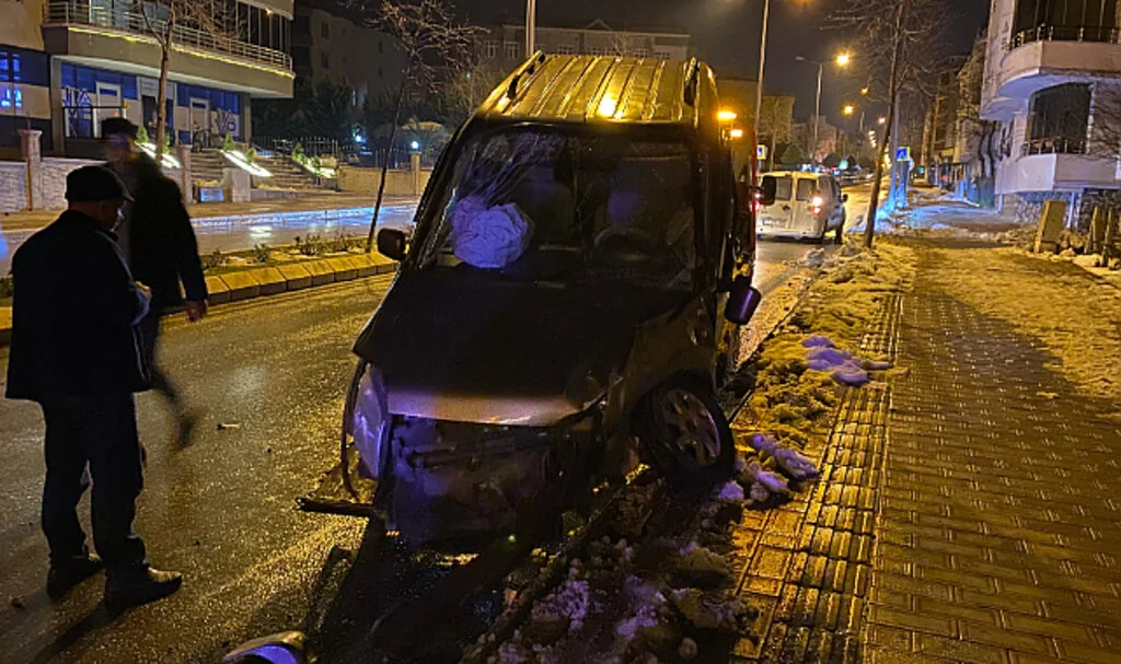 Samsun'da Hafif Ticari Araç Çarpıştı, 3 Kişi Yaralandı