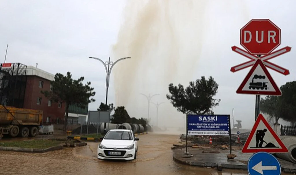 Samsun'da İçme Suyu Hattı Patladı, Yollar Su Altında Kaldı