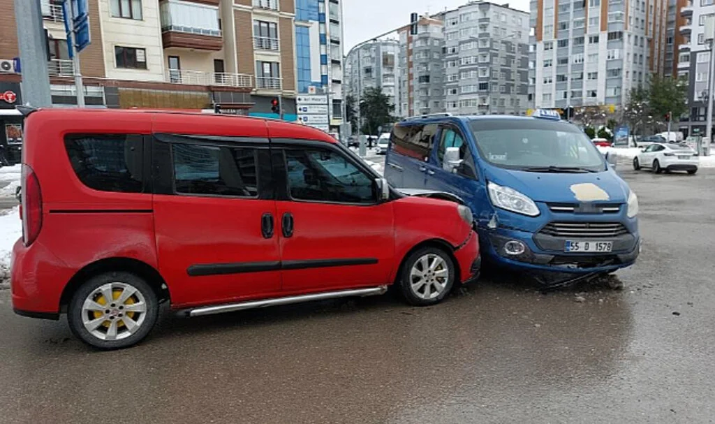Samsun'da İki Dolmuş Çarpıştı: 1 Yaralı