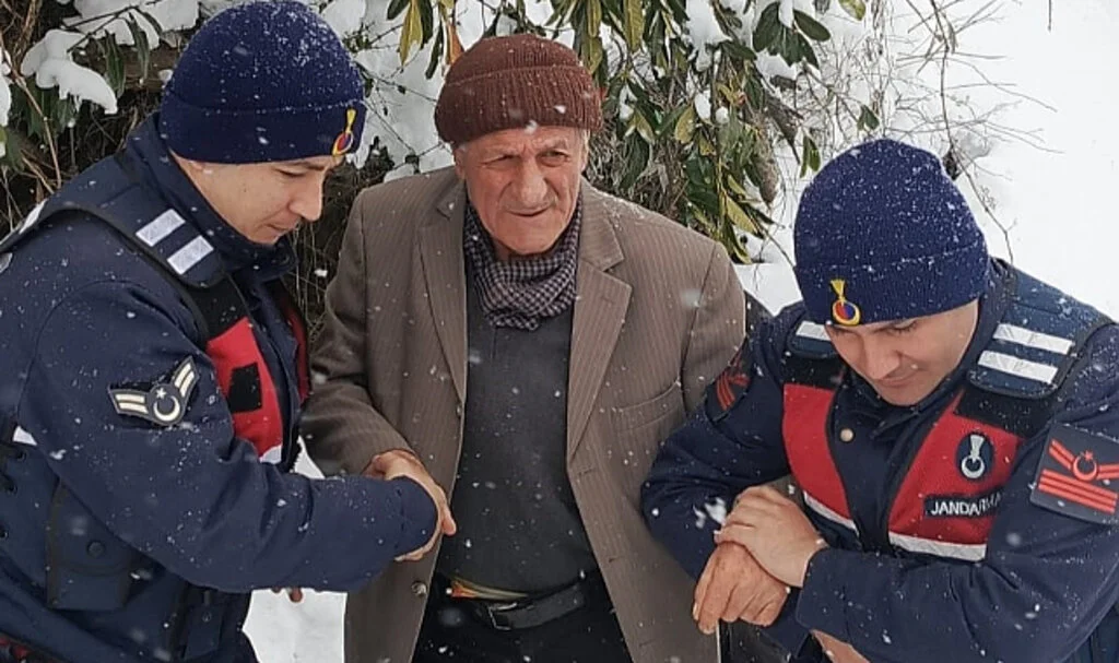 Samsun’da Jandarma, Karda Mahsur Kalan Hastayı Kurtardı