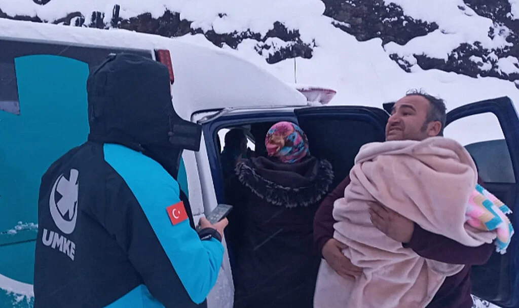 Samsun’da Kar Engeli! 3 Aylık Bebek UMKE ile Hastaneye Ulaştırıldı