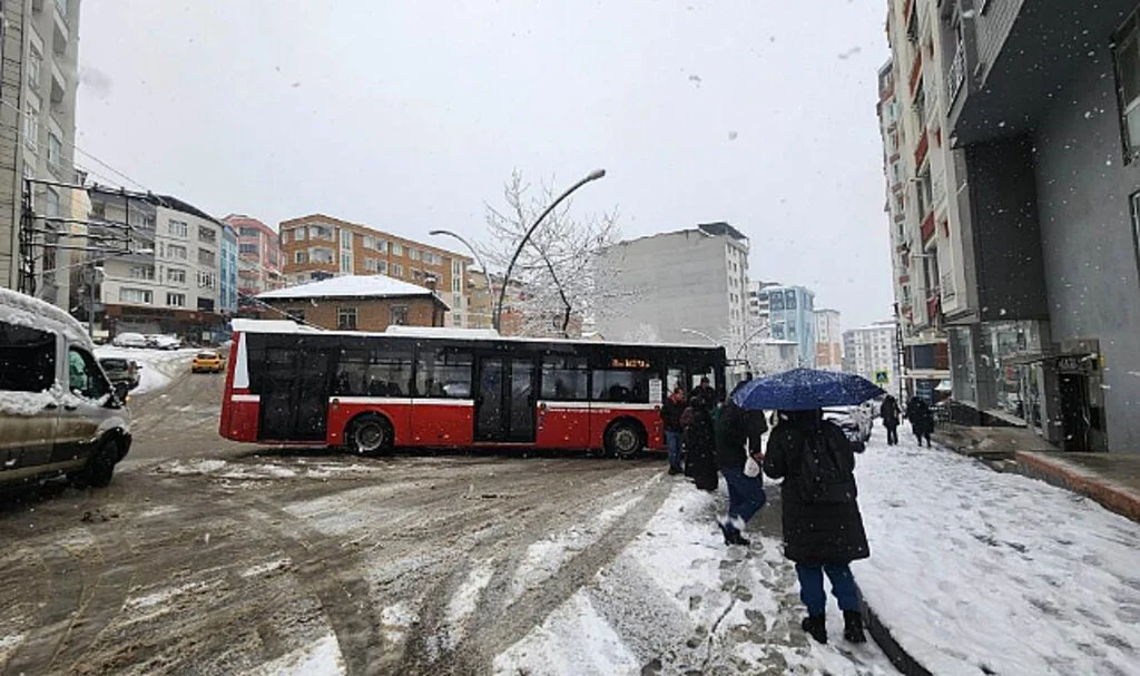 Samsun'da Kar, Ulaşımı Olumsuz Etkiledi