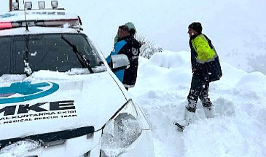 Samsun'da Kar Yağışı Nedeniyle UMKE, 2 Hastayı Hastaneye Ulaştırdı